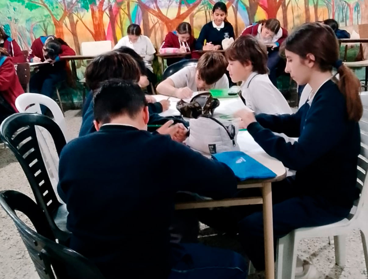 Estudiantes en clase de inglés